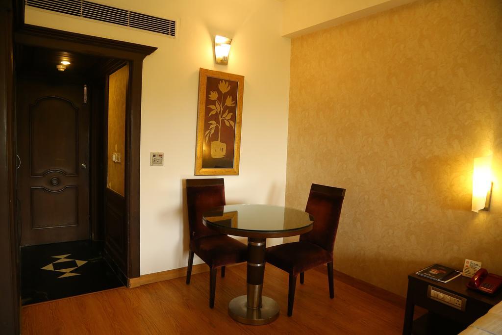 Hotel Park Grand Chandīgarh Eksteriør bilde