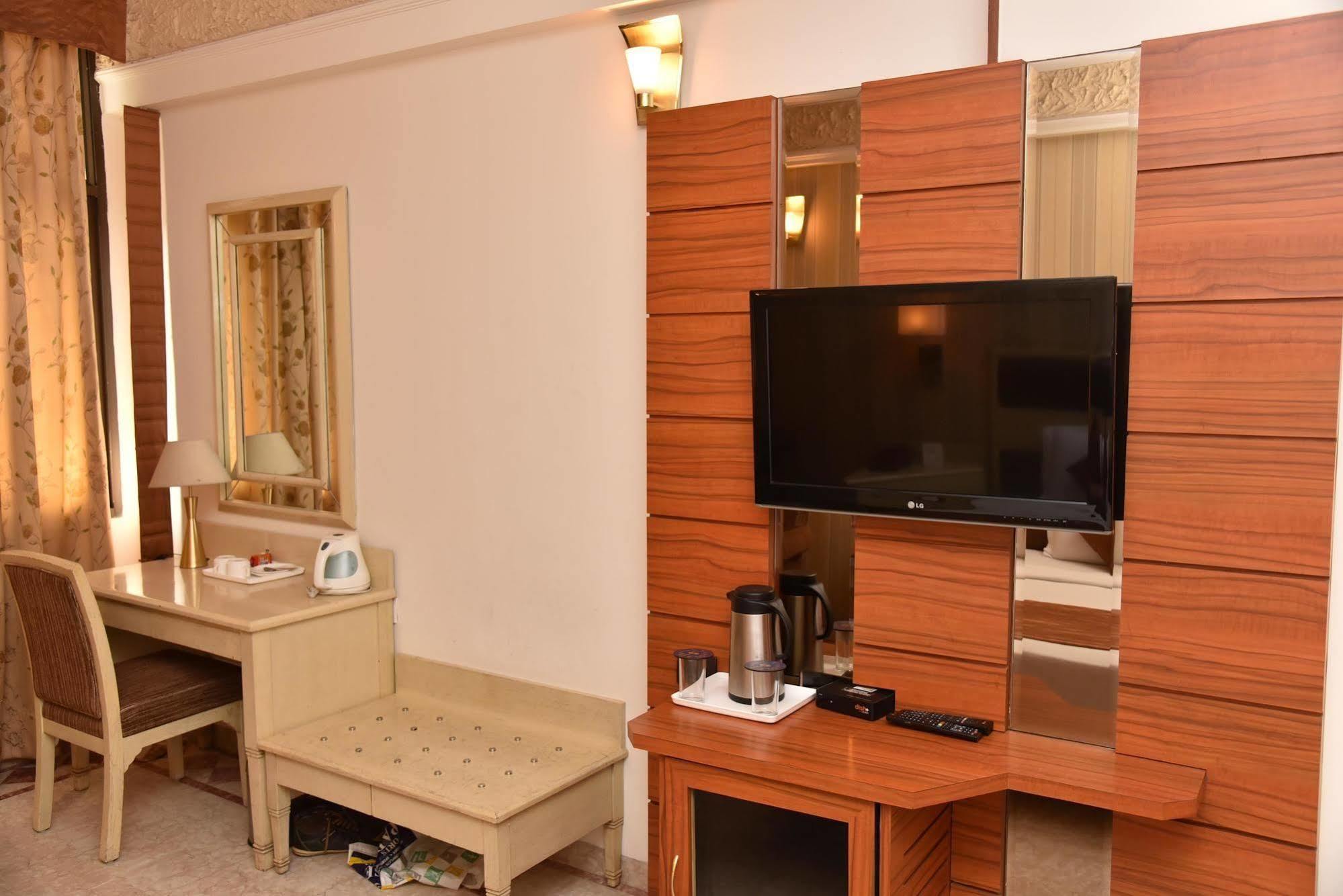 Hotel Park Grand Chandīgarh Eksteriør bilde