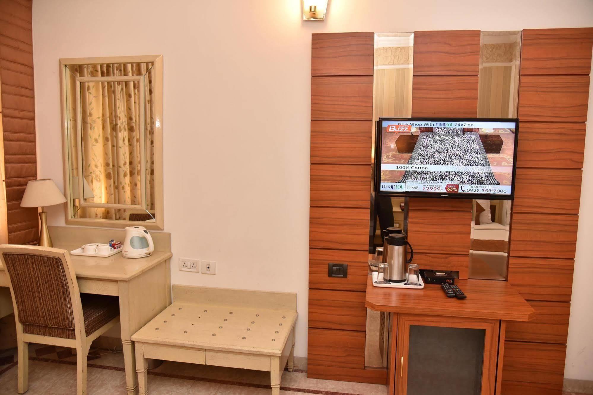 Hotel Park Grand Chandīgarh Eksteriør bilde