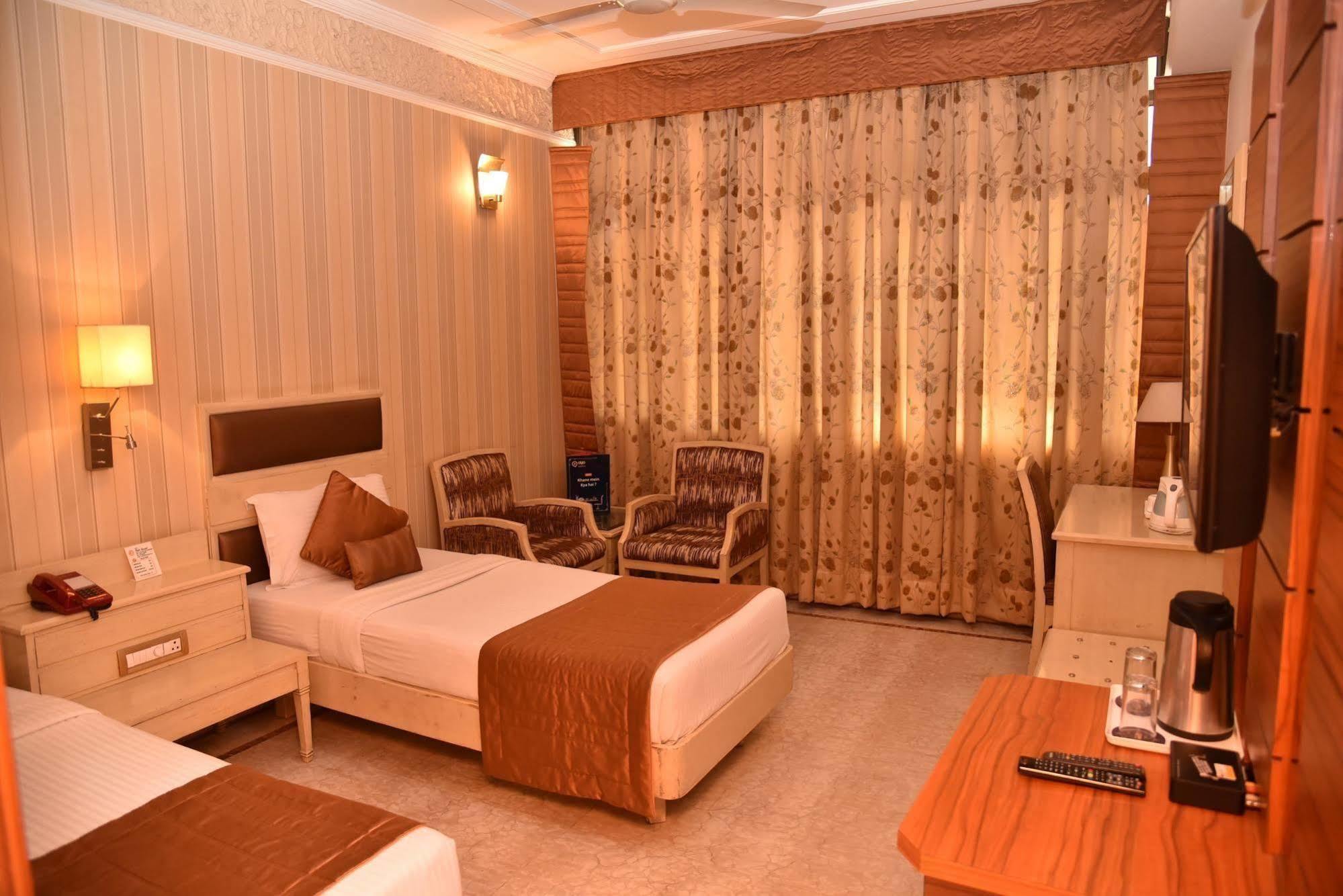 Hotel Park Grand Chandīgarh Eksteriør bilde