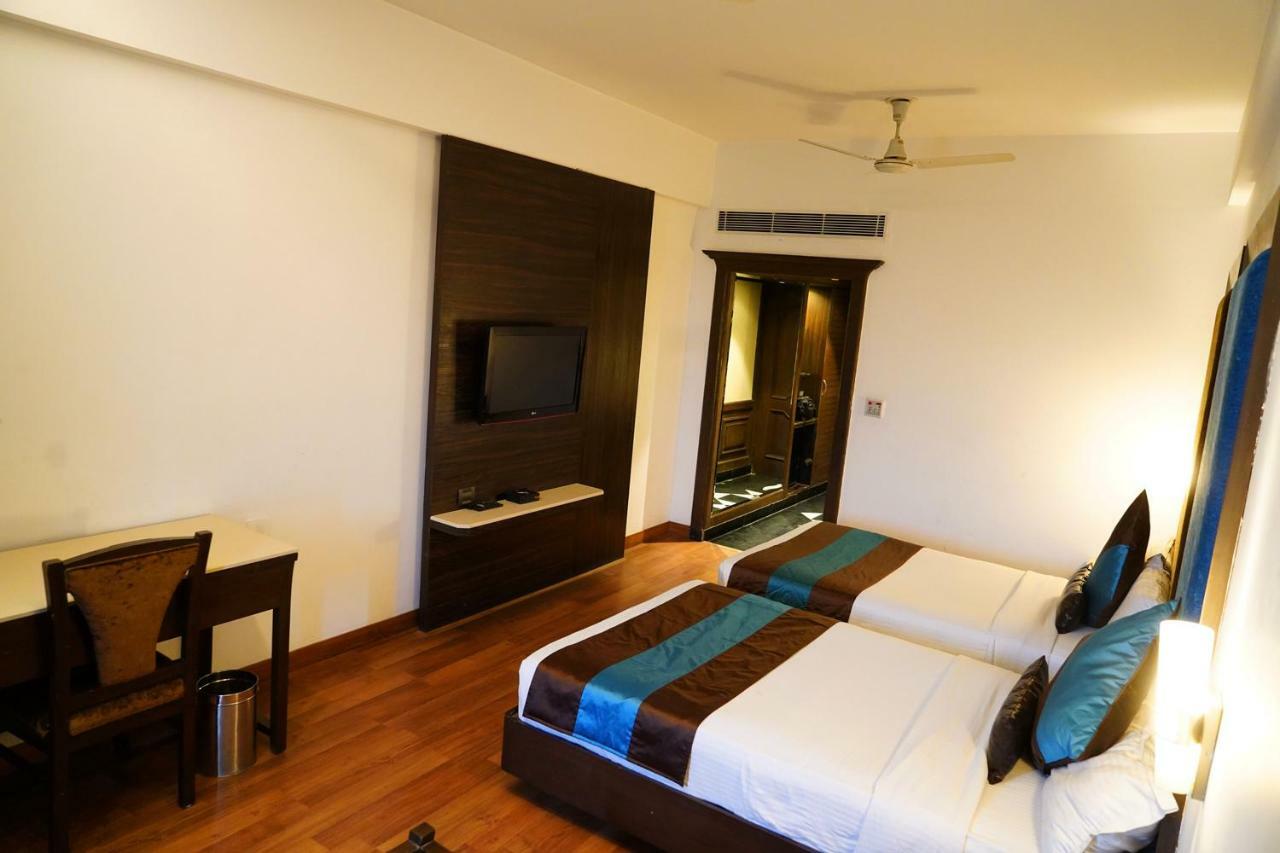 Hotel Park Grand Chandīgarh Eksteriør bilde